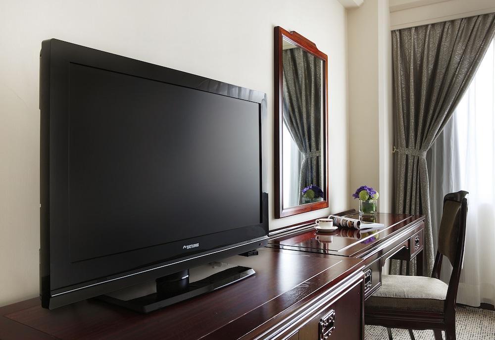 The Howard Plaza Hotel Taipei Exterior foto A flat-screen television