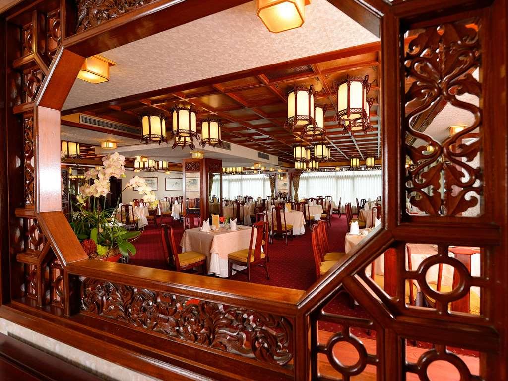 The Howard Plaza Hotel Taipei Restaurant foto The restaurant on board