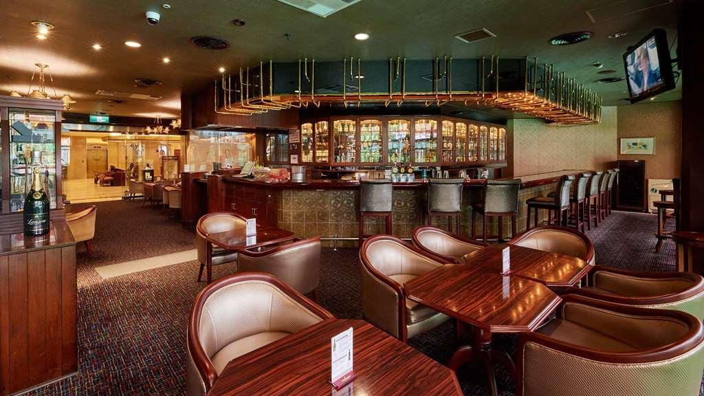 The Howard Plaza Hotel Taipei Restaurant foto The bar at the Singapore Airlines lounge at Changi Airport