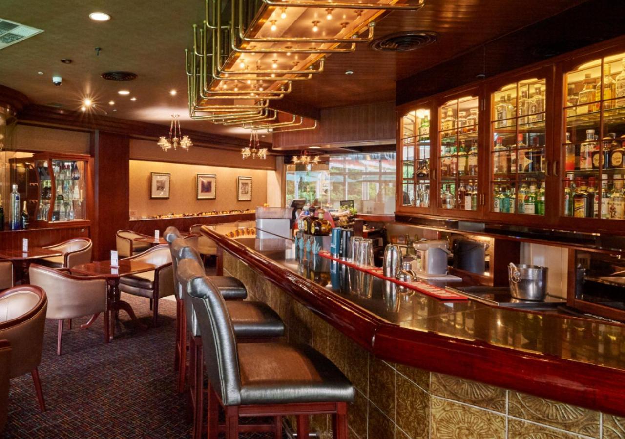 The Howard Plaza Hotel Taipei Exterior foto The bar at the 2007-built, 1,000-passenger, 100-metre (330 ft) long, 14-metre (46 ft) wide, 1,000-tonne (1,100 short tons) Star Legend
