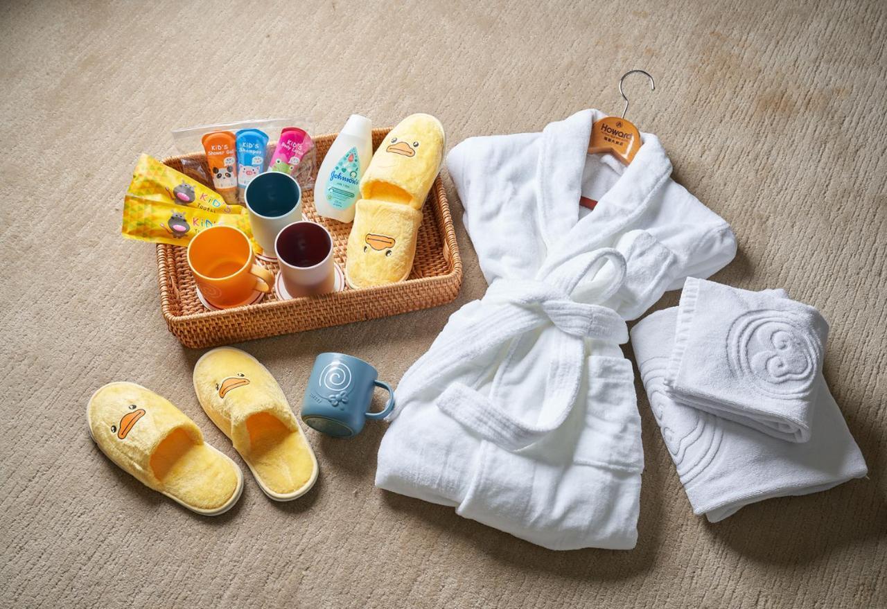 The Howard Plaza Hotel Taipei Exterior foto A bathrobe and slippers