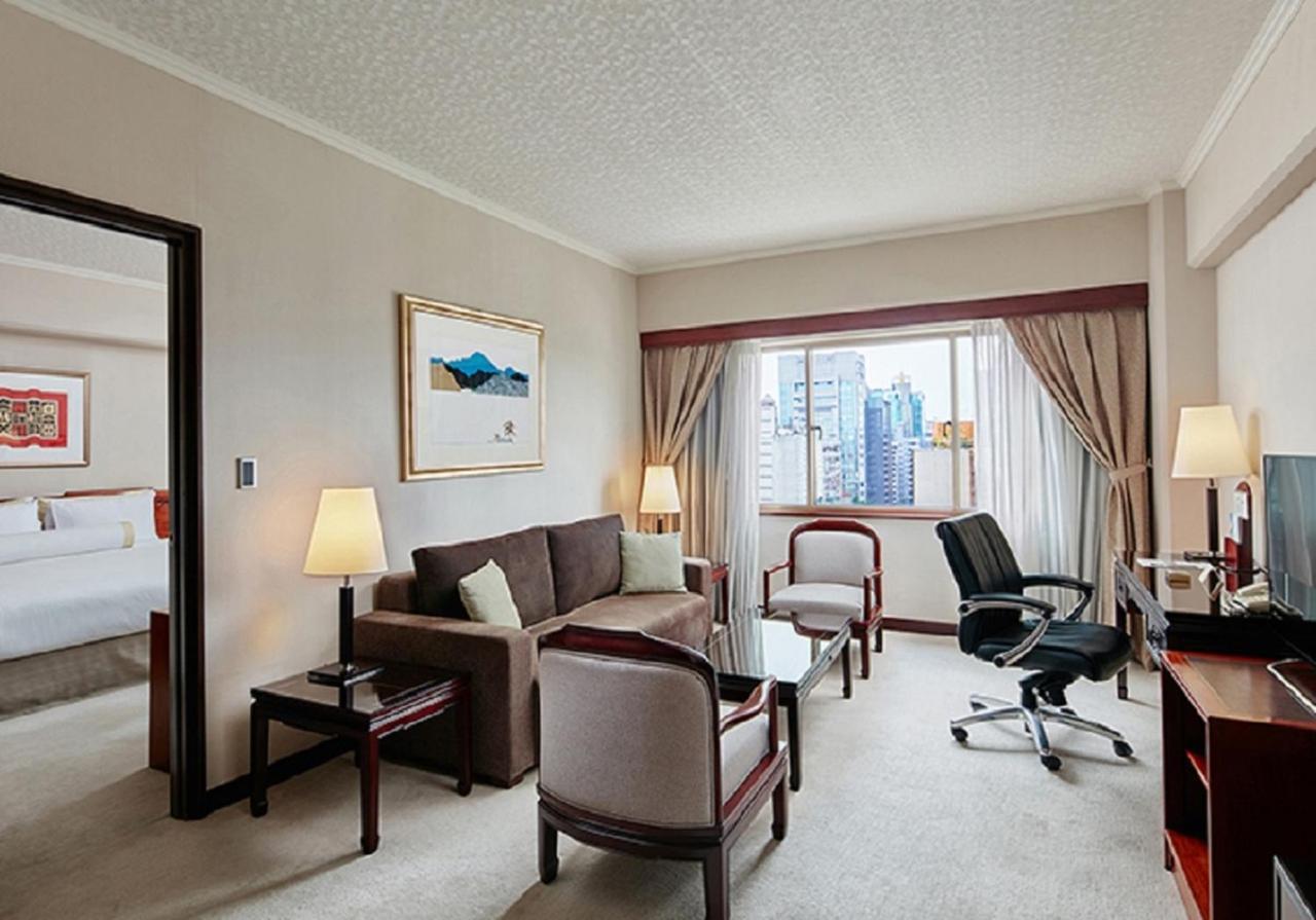 The Howard Plaza Hotel Taipei Cameră foto A suite at the hotel