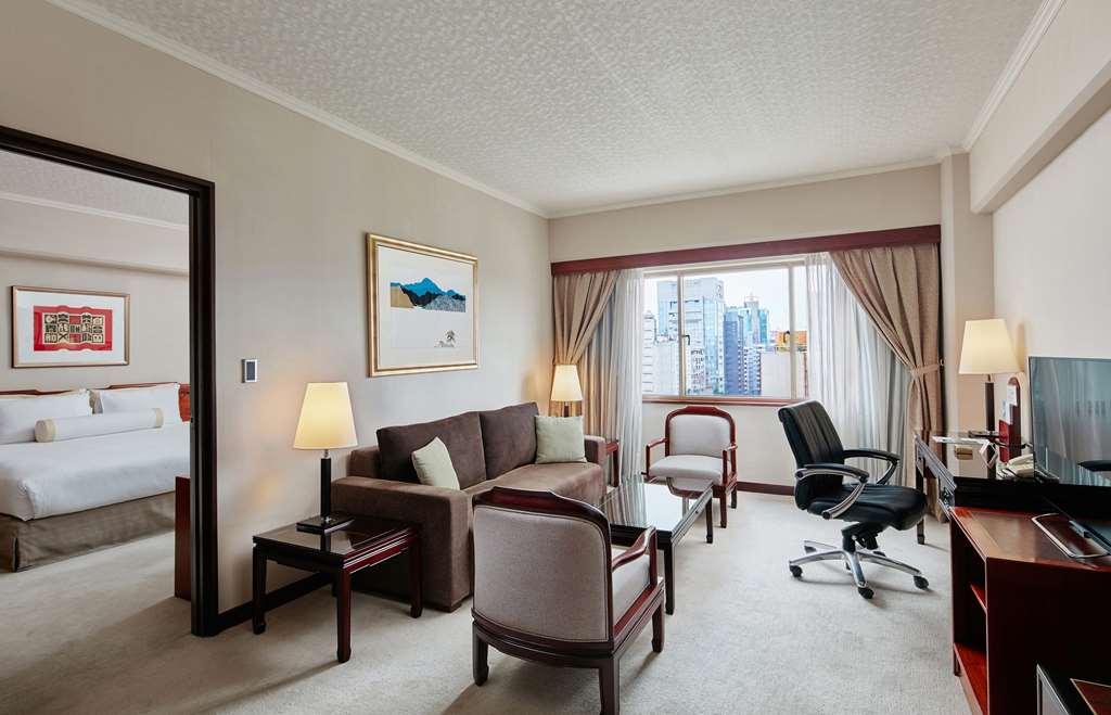 The Howard Plaza Hotel Taipei Cameră foto A suite at the Conrad Hong Kong