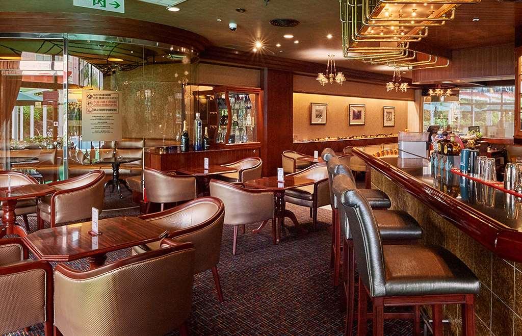 The Howard Plaza Hotel Taipei Restaurant foto The bar on board the Queen Mary 2