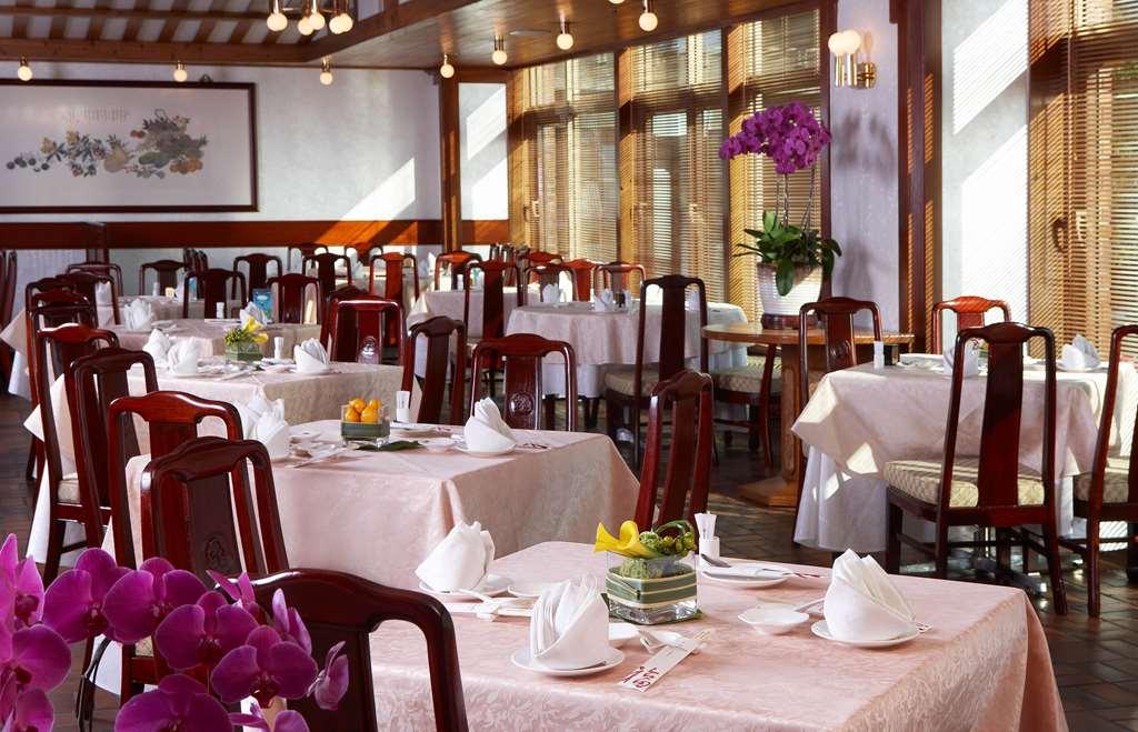 The Howard Plaza Hotel Taipei Restaurant foto Interior of the restaurant