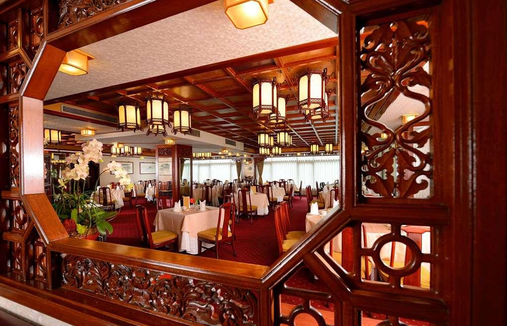 The Howard Plaza Hotel Taipei Restaurant foto The restaurant on board