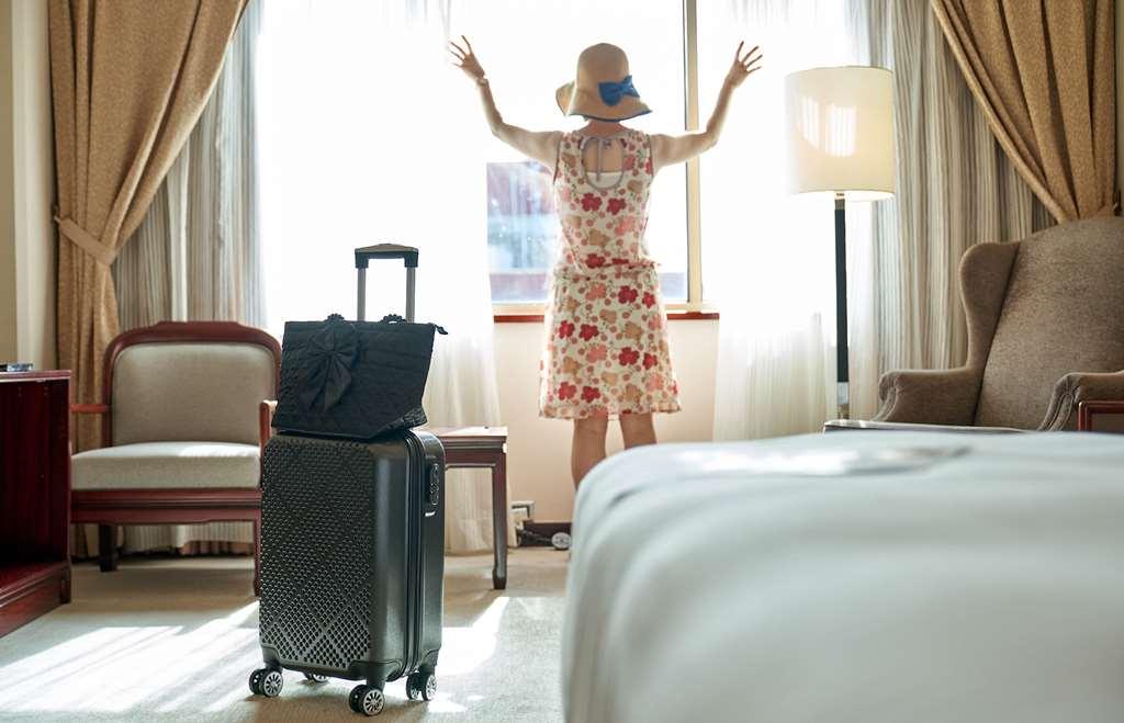 The Howard Plaza Hotel Taipei Cameră foto A woman in a hotel room