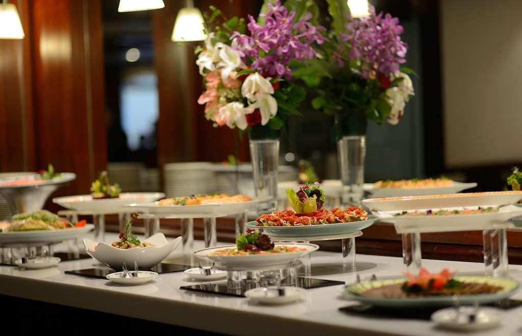 The Howard Plaza Hotel Taipei Restaurant foto A buffet