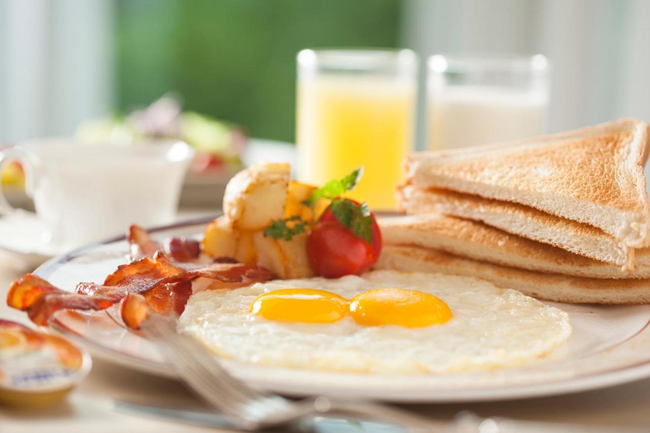 The Howard Plaza Hotel Taipei Exterior foto A breakfast with eggs, bacon, toast and orange juice