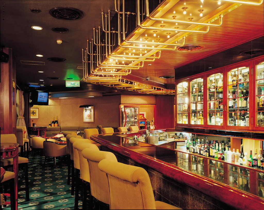 The Howard Plaza Hotel Taipei Restaurant foto The bar on board the Queen Mary 2