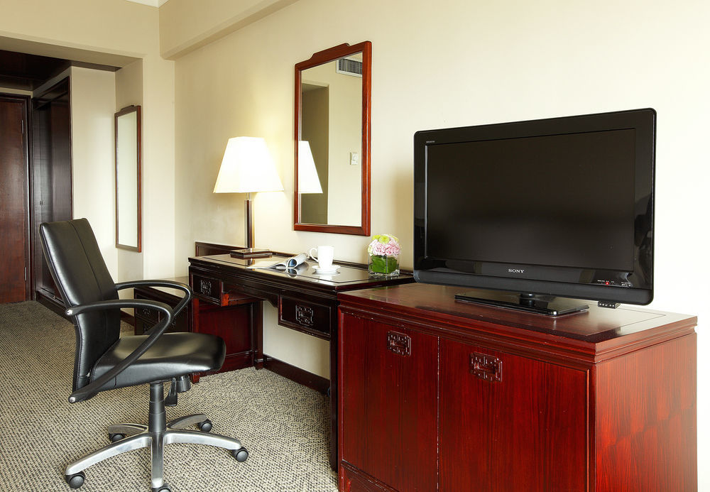 The Howard Plaza Hotel Taipei Exterior foto A television in a hotel room